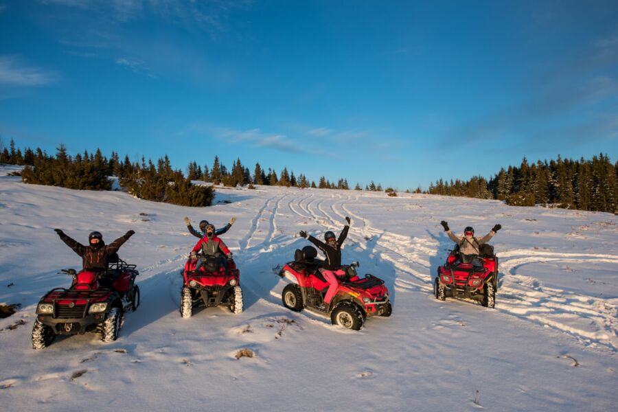 Quad-Tour mit einer Gruppe im Winter