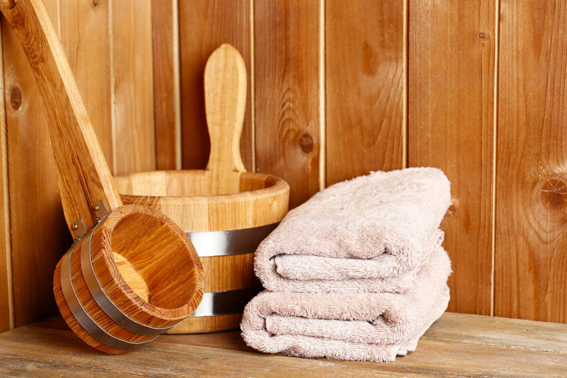 Sauna mit Handtüchern, Bottich und Kelle